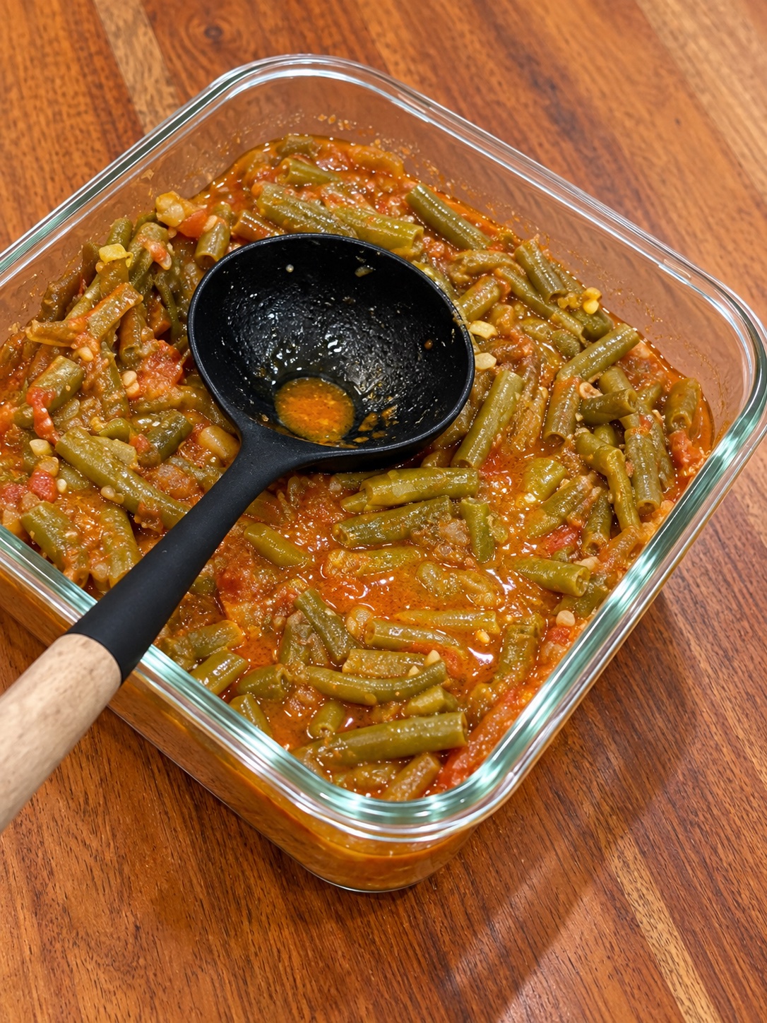 Loubieh bi Zeit: green beans in tomato and olive oil, ready to serve.